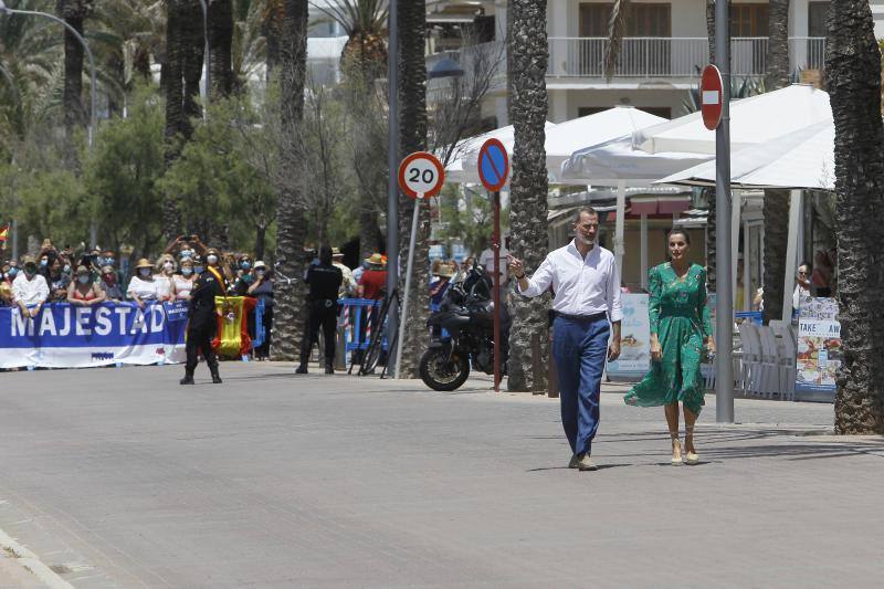 Don Felipe y doña Letizia iniciaron su periplo en Canarias como primer destino de su gira por toda España tras el confinamiento y después han viajado a Baleares. El objetivo de esta gira es apoyar al turismo después de la pandemia. 