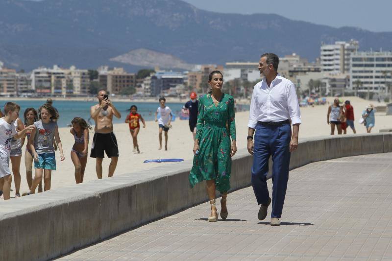 Don Felipe y doña Letizia iniciaron su periplo en Canarias como primer destino de su gira por toda España tras el confinamiento y después han viajado a Baleares. El objetivo de esta gira es apoyar al turismo después de la pandemia. 