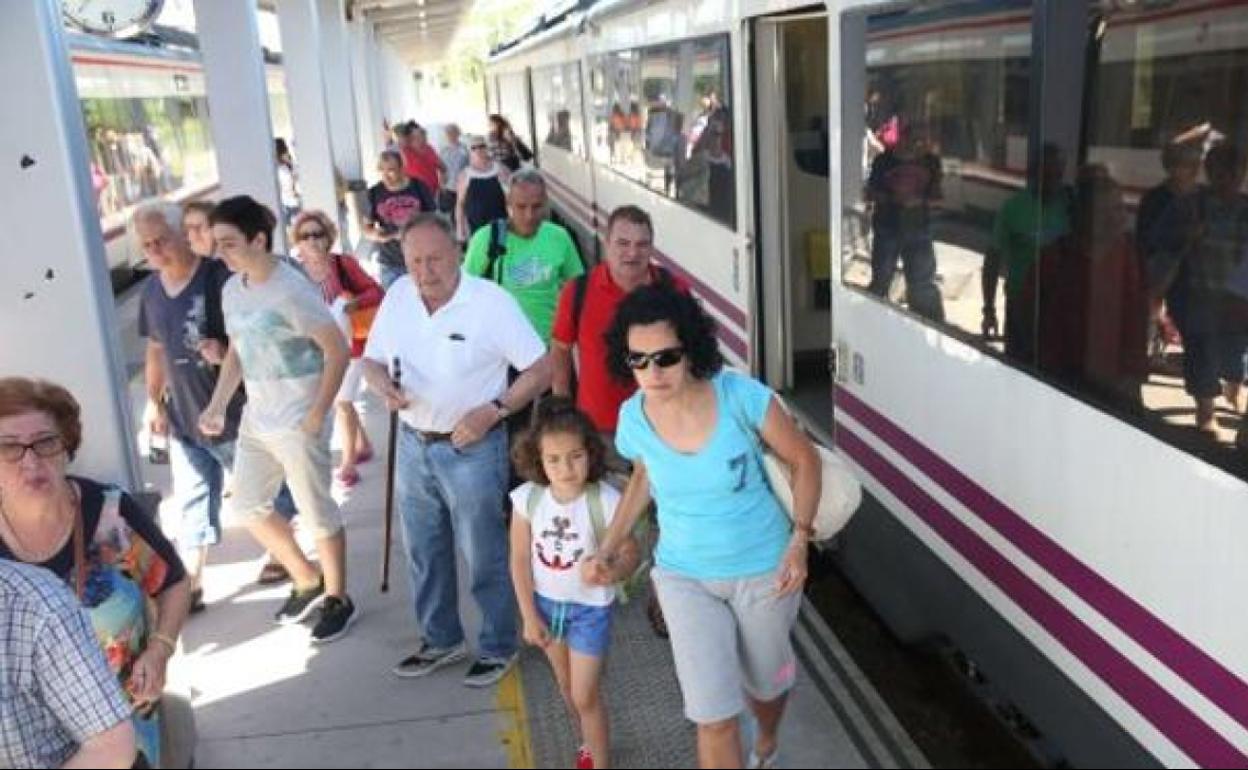 Llegada del tren playero a una estación.