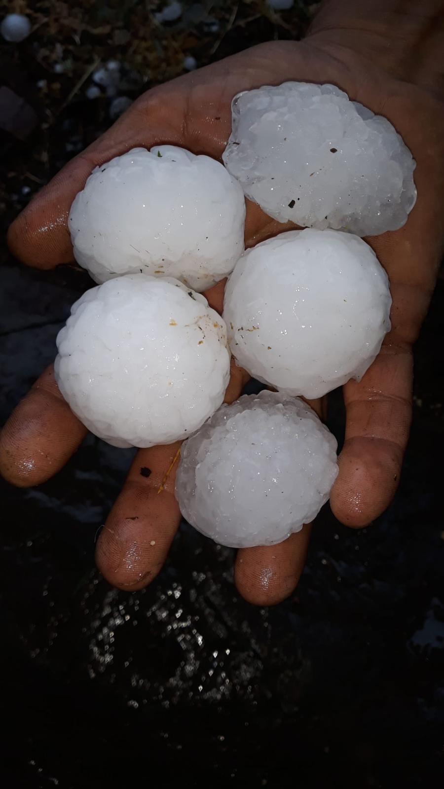 Tamaño de las piedras de granizo caídas en Villalfeide.