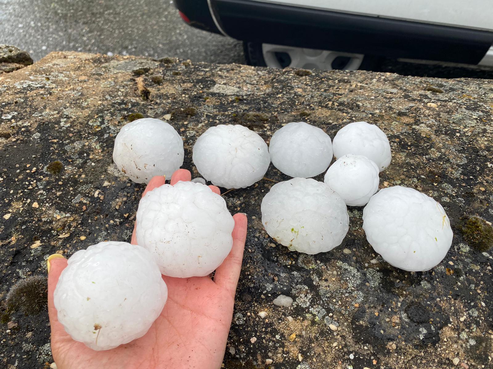 Tamaño de las piedras de granizo caídas en Pola de Gordón.