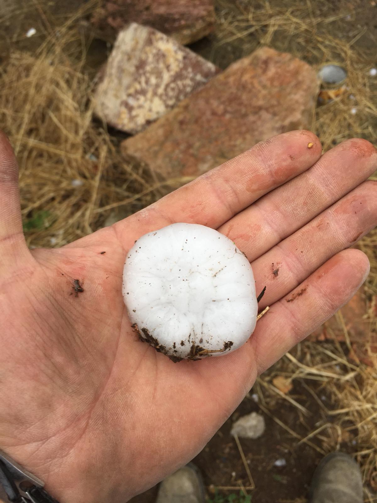 Tamaño de las piedras de granizo caídas en Villalfeide.