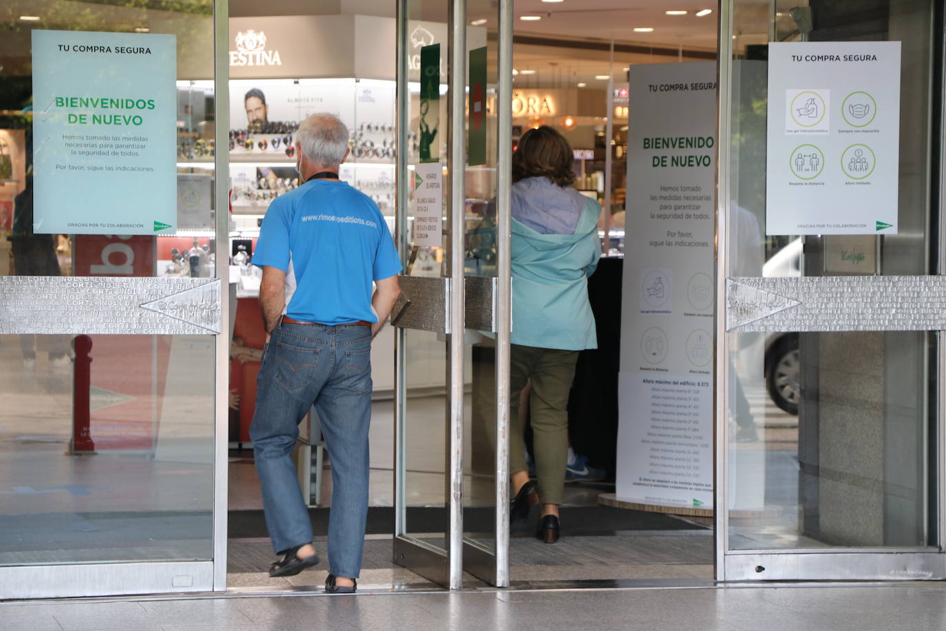 Los centros comerciales inician un periodo de rebajas para la recuperación de la economía.