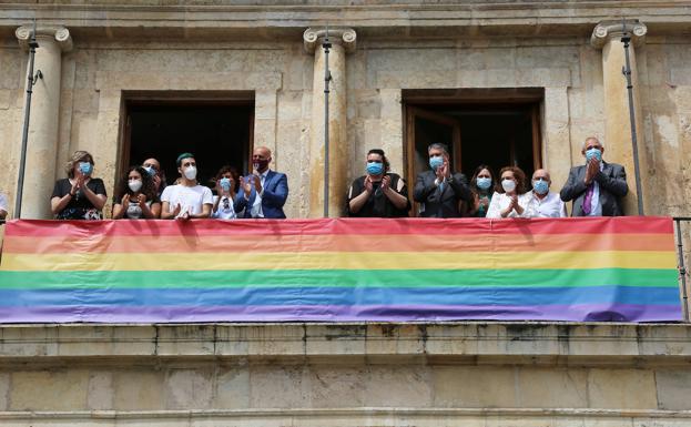 Aplausos tras descolgar la bandera.