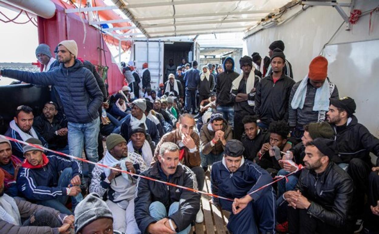 Un grupo de 276 inmigrantes rescatados llegan a Sicilia el pasado febrero 