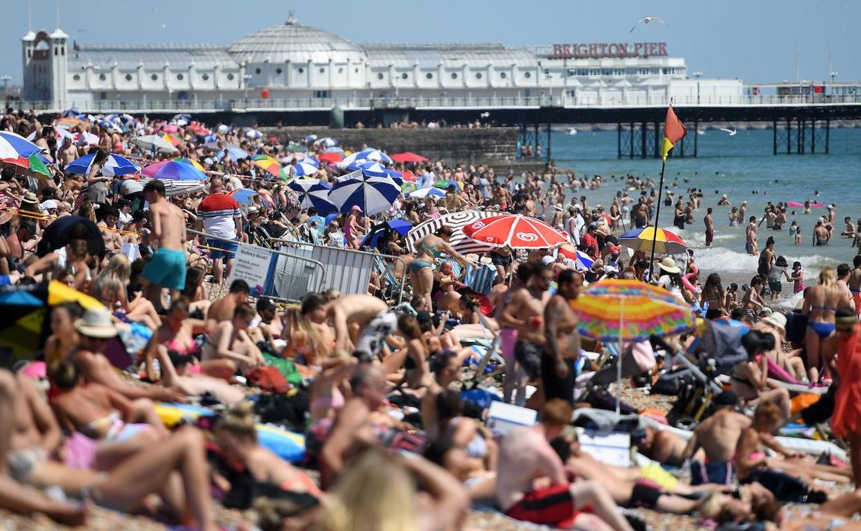 Cientos de personas disfrutan de una calurosa jornada en la playa en Brighton (Reino Unido)