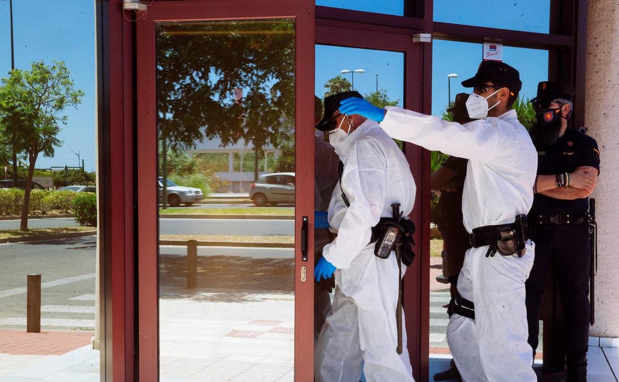 Agentes del Cuerpo Nacional de Policía a las puertas del Centro de Acogida, Emergencia y Derivación de Cruz Roja de Málaga. 