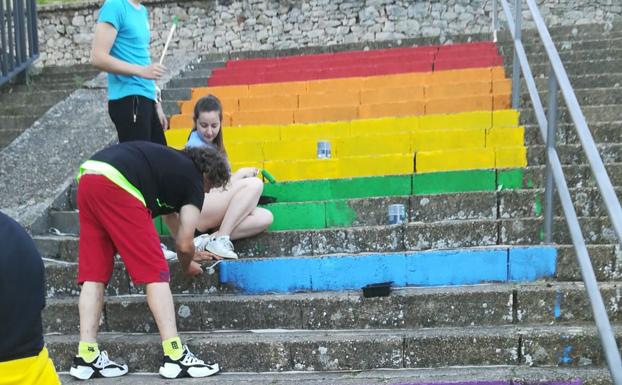 Los voluntarios, durante las labores para pintar esta escalera.