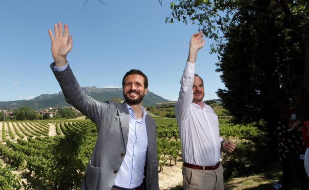 El presidente del PP, Pablo Casado, y el candidato a lehendakari, Carlos Iturgaiz. 