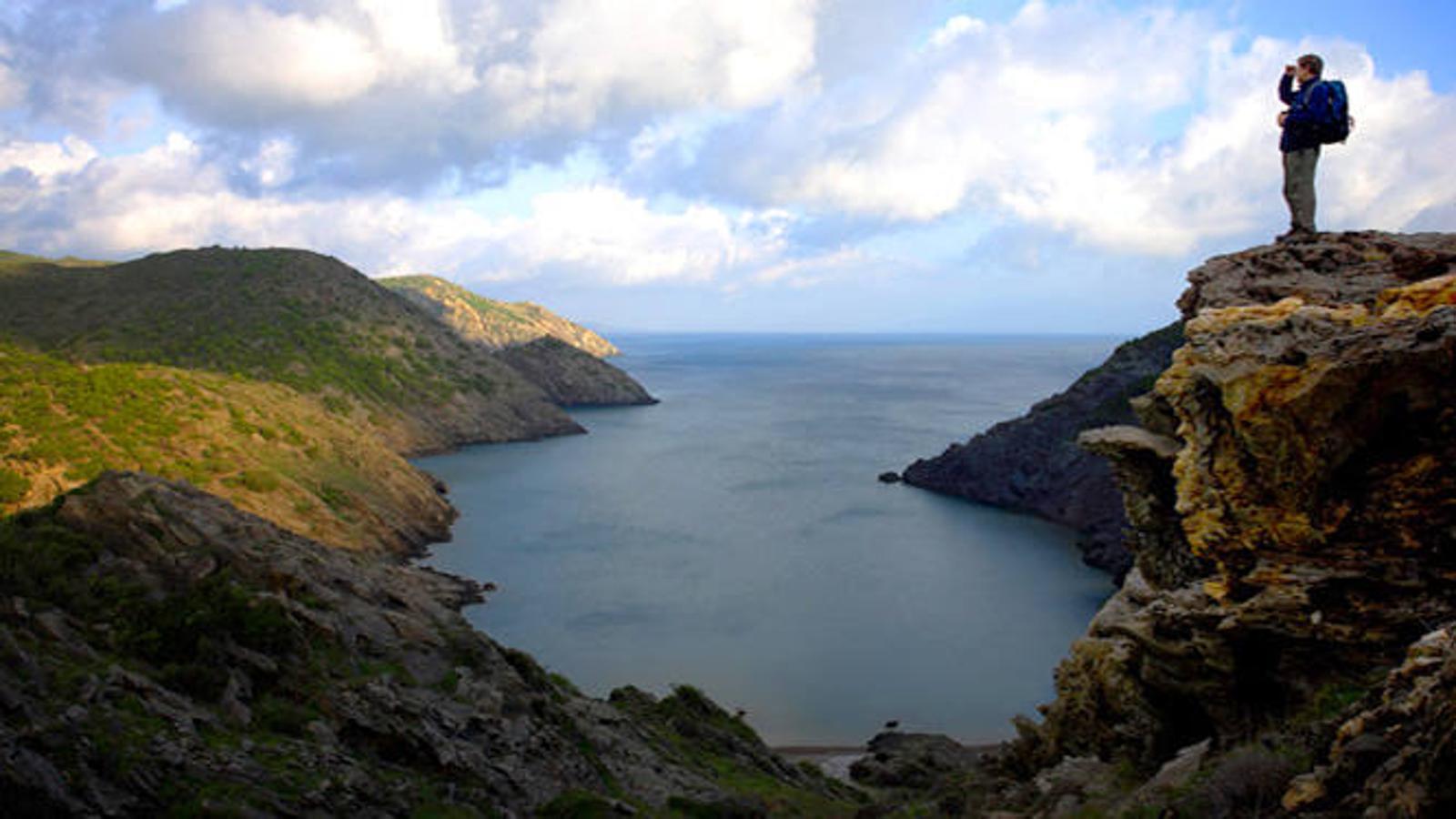 Parque Nacional de Cap de Creus (Norte de la Costa Brava) | Este espacio natural se trata del primer parque marítimo-terrestre del país y se encuentra situado en la parte más oriental de la península ibérica. Un espacio de gran importancia geológica, biológica y paisajística de unas 11.000 hectáreas de superficie con numerosa vegetación y variedad de especies animales; junto con unas 3.000 hectáreas de entorno marítimo con aguas cristalinas y con una gran riqueza de vida submarina. Un conjunto de parajes que merece la pena visitar y que sin duda pasarán a quedarse en un lugar privilegiado de tu memoria.