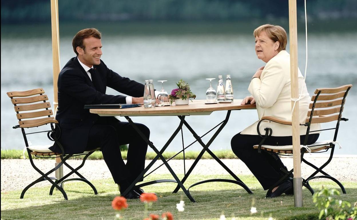 Merkel recibió a Macron en la residencia para invitados del Gobierno federal alemán, en Meseberg, a las afueras de Berlín.
