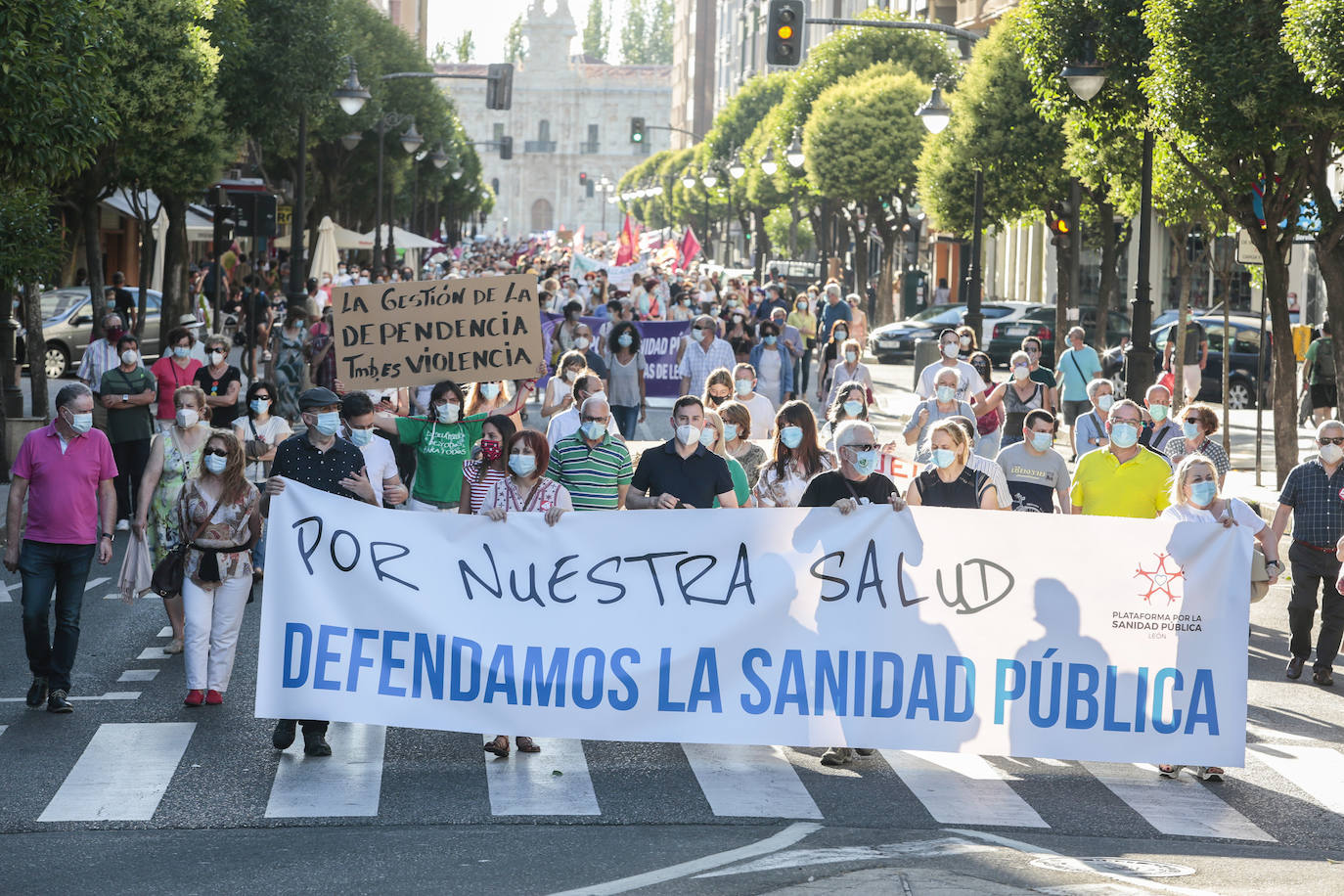 Fotos: León sale a la calle para luchar por el sistema público de salud