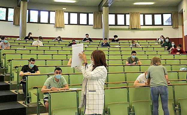 Imagen principal - Los alumnos aguardan para entrar en las aulas. 