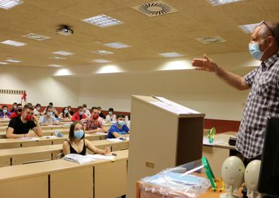 Imagen secundaria 1 - Los alumnos aguardan para entrar en las aulas. 