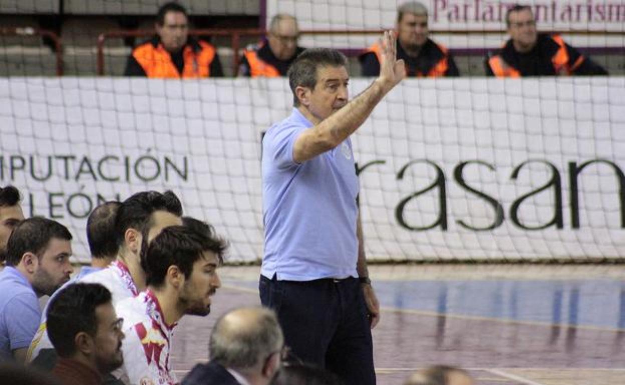 Manolo Cadenas, en un partido con el Ademar.