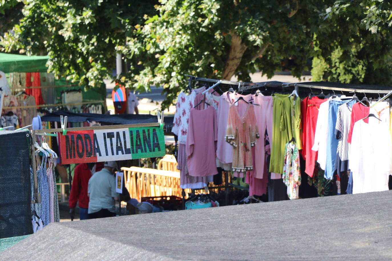 Decenas de leoneses se acercan a la nueva ubicación de este mercado en Papalaguinda.