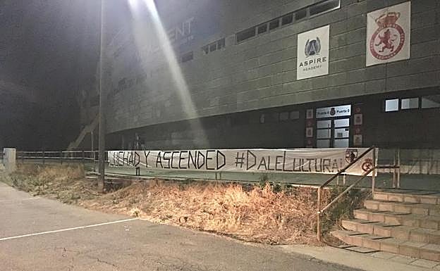 Pancarta junto al estadio Reino de León. 