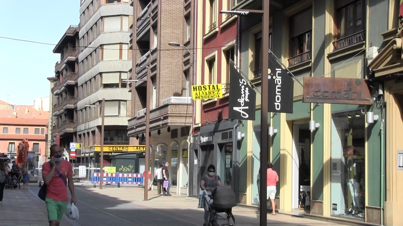 León transforma la iluminación urbana en varias zonas de la ciudad retirando las farolas ornamentales y apostando por un diseño más modernista | El consistorio asegura que es la última fase del nuevo contrato de la iluminación de la ciudad. 