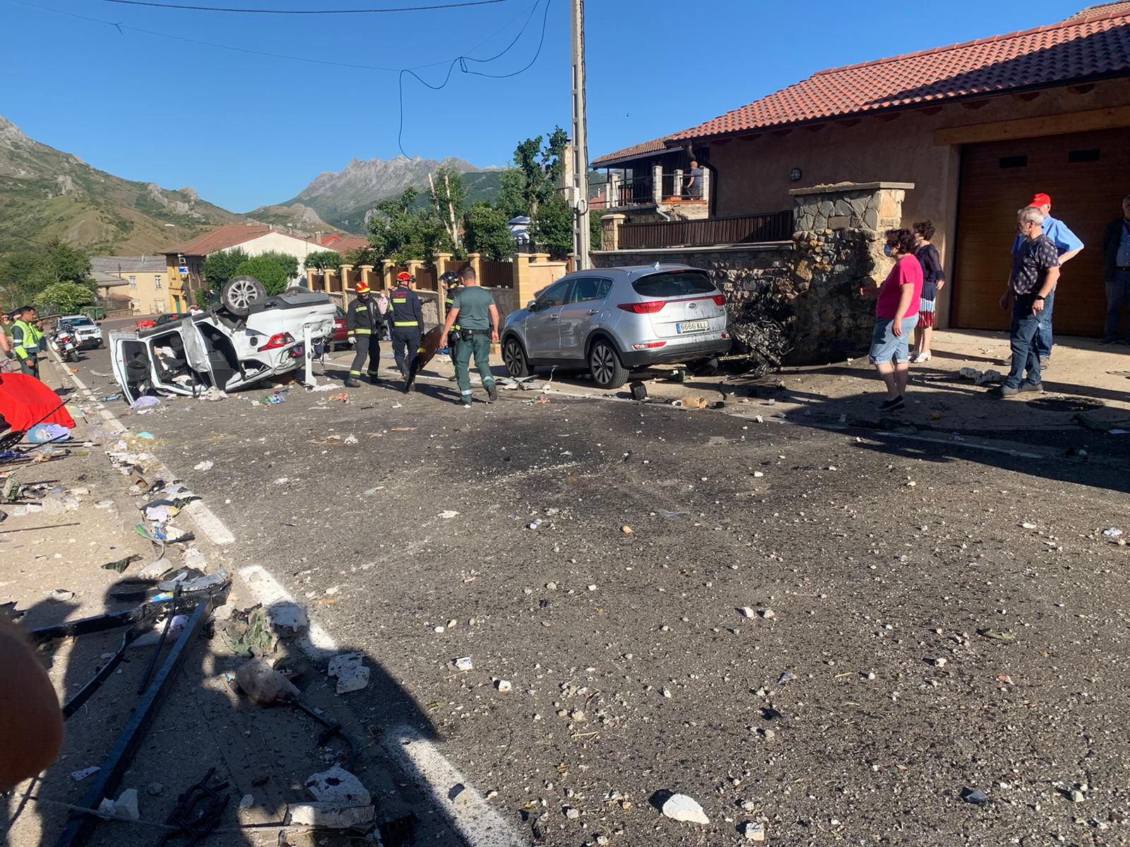 Un vehículo ha embestido varias viviendas en una urbanización de Cármenes y el conductor ha fallecido mientras la copilota ha sido evacuada grave.