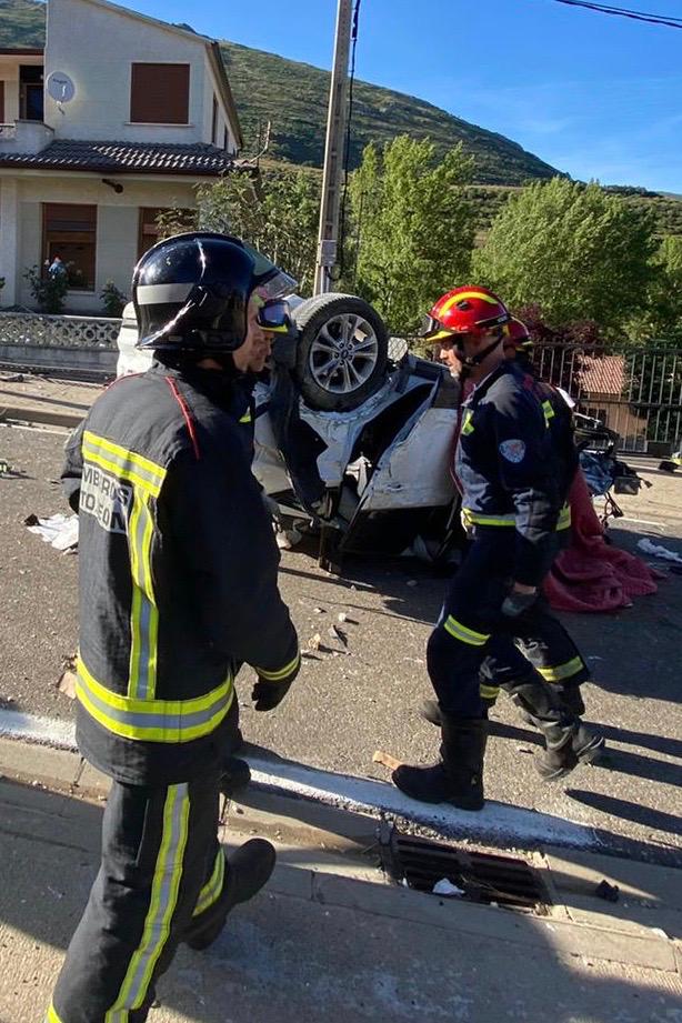 Un vehículo ha embestido varias viviendas en una urbanización de Cármenes y el conductor ha fallecido mientras la copilota ha sido evacuada grave.