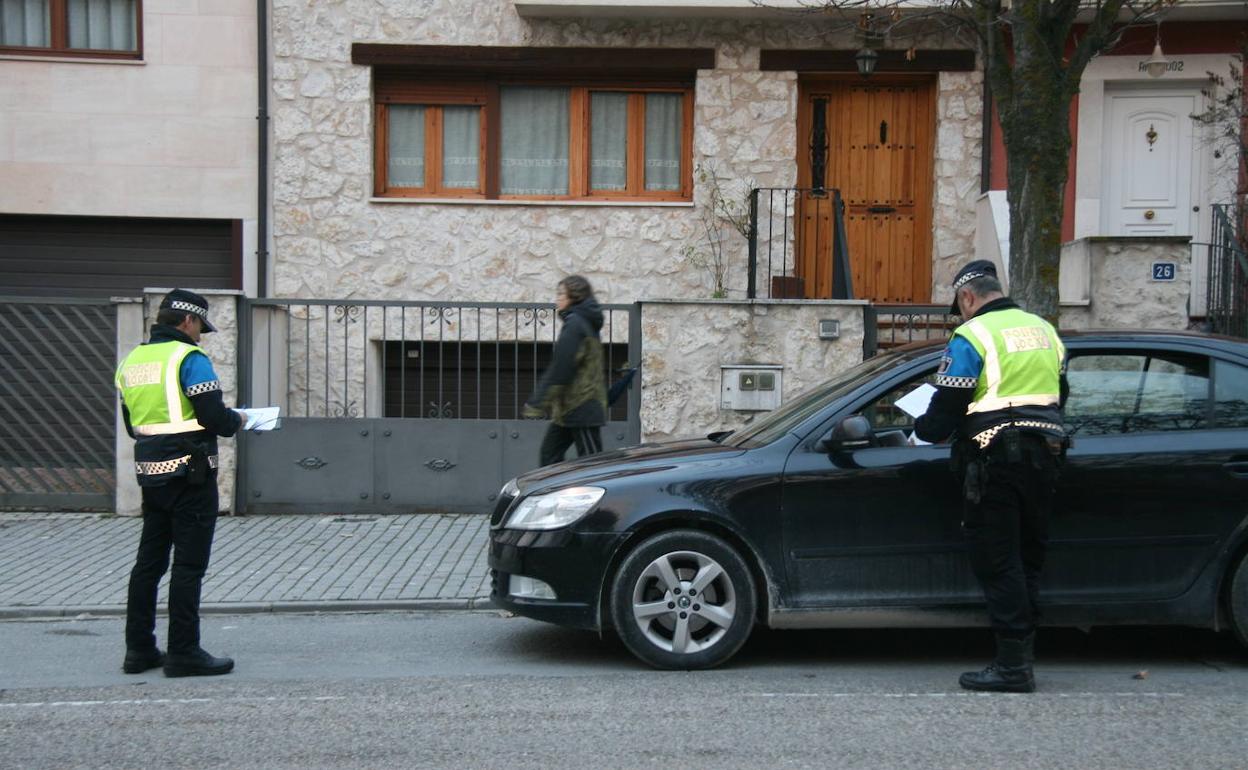 Dos policías locales de Cuéllar realizan un control. 