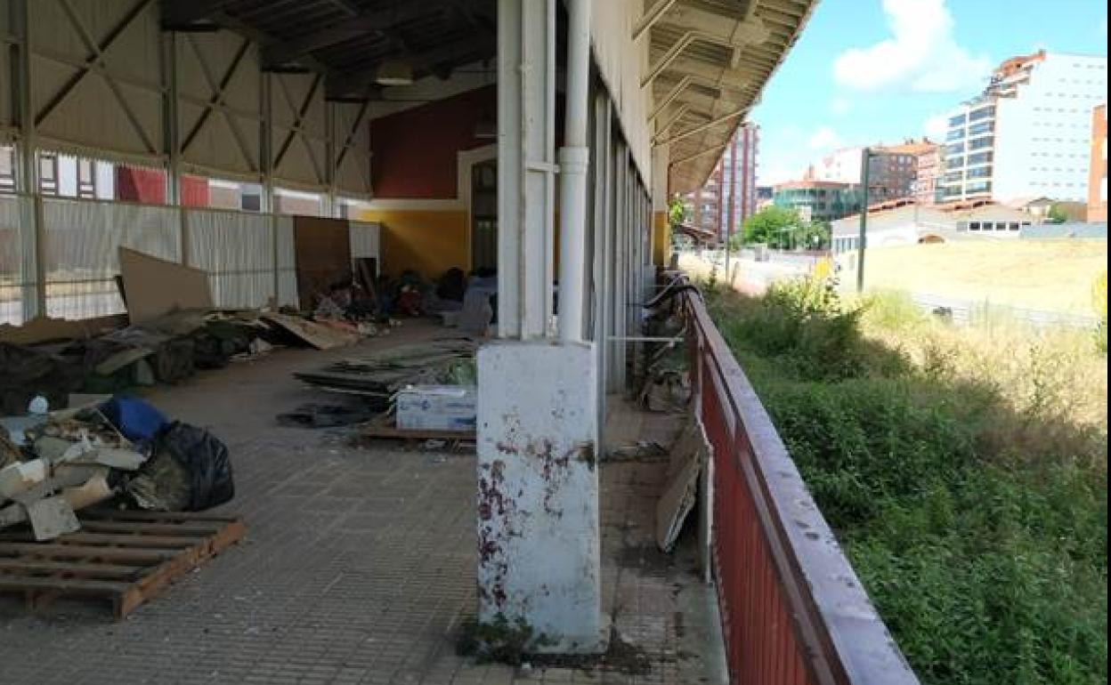 Imagen actual del estado de la estación histórica de Feve, junto a Espacio Vías.