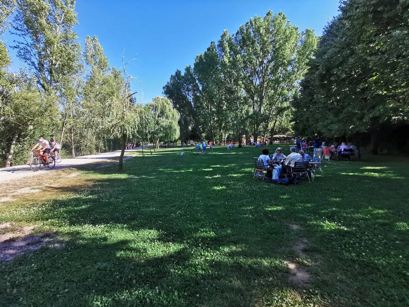 Los leoneses acuden a este parque de la capital para disfrutar del buen tiempo.