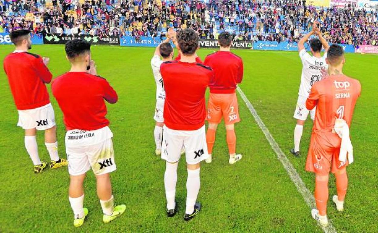 Los jugadores del Yeclano saludan a su público, tras el derbi frente al UCAM del pasado marzo.