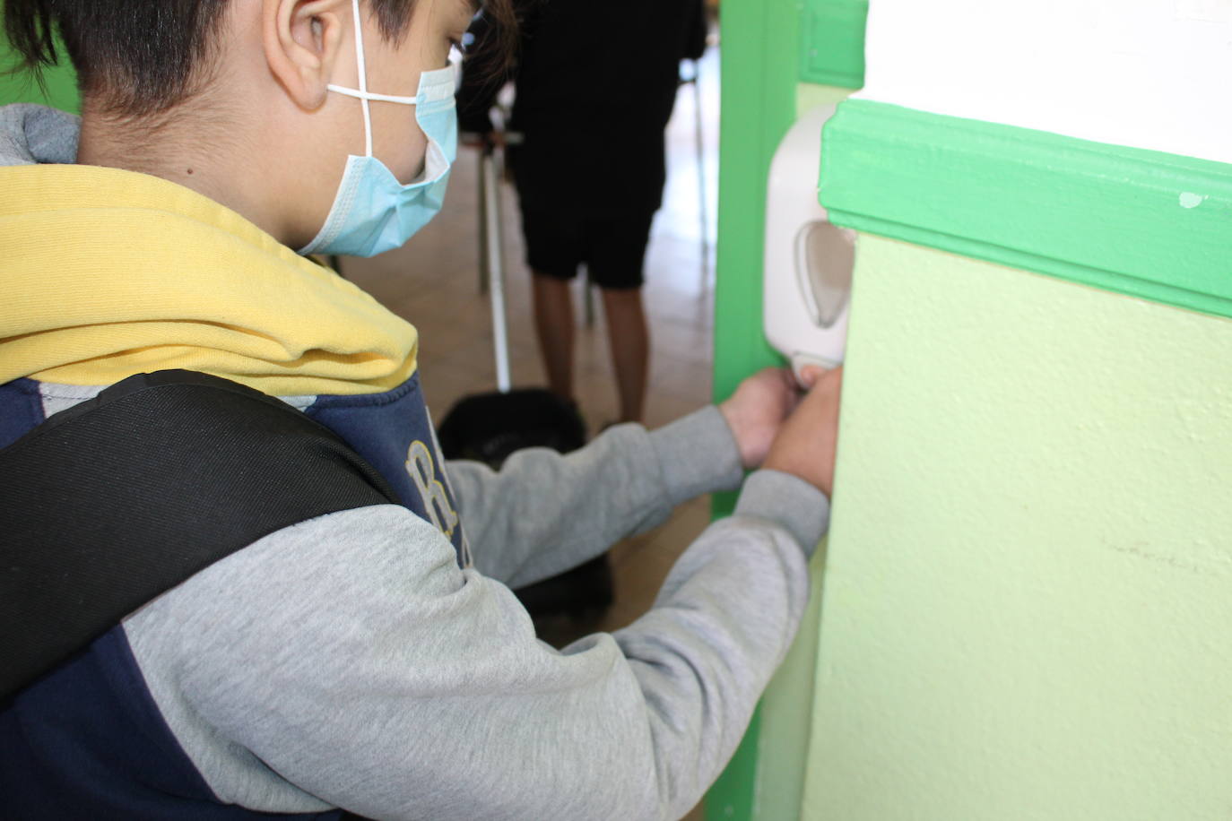 Fotos: Primer día del Programa para la Mejora del Éxito Educativo en el CEIP San Claudio de León