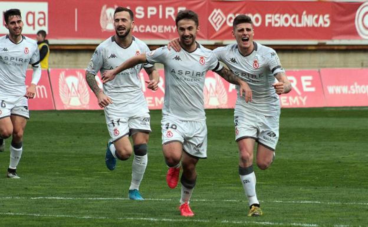 Los jugadores de la Cultural celebran un gol.