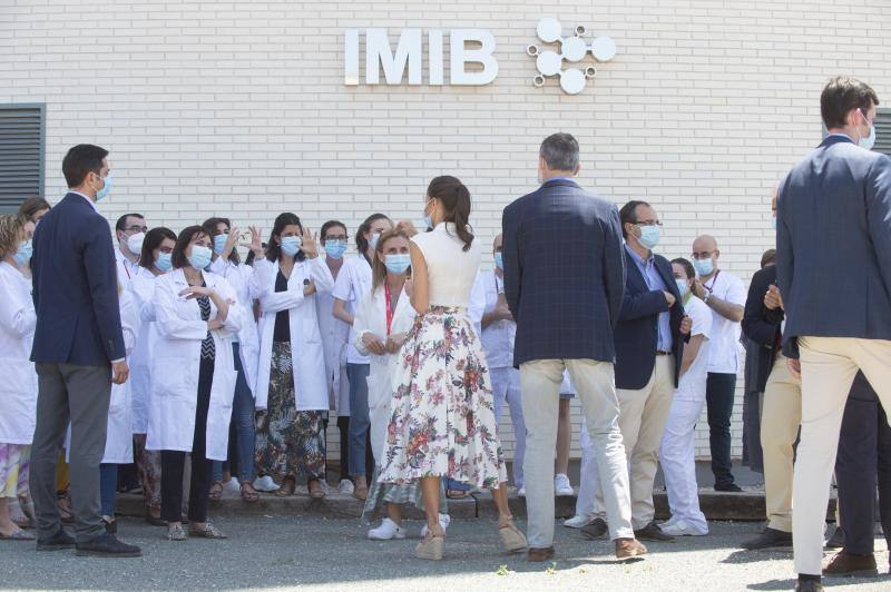 Don Felipe y doña Letizia iniciaron su periplo en Canarias como primer destino de su gira por todo el país tras el confinamiento. Después han viajado a Baleares, Andalucía, Castilla La-Macha, Comunidad Valenciana y a la Región de Murcia. Los Reyes visitarán todas las comunidades autónomas de España con el objetivo de apoyar al turismo después de la pandemia. 