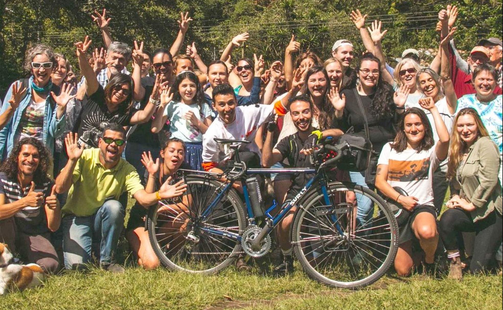 Alfonso Tscón, en el manillar de su bici, posa durante una de sus etapas ahora trastocadas por el desafíio de la pandemia. 