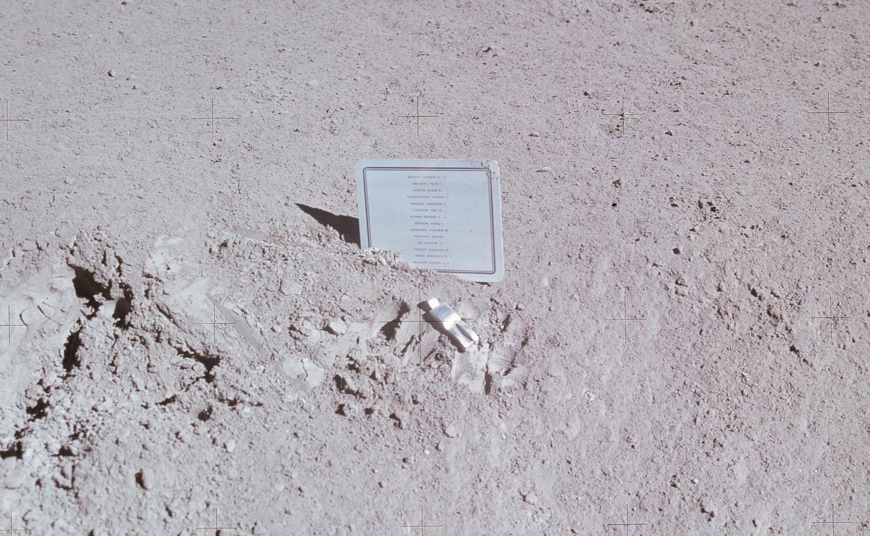 La obra de Van Hoeydonck, junto a la placa con los nombres de astronautas muertos.