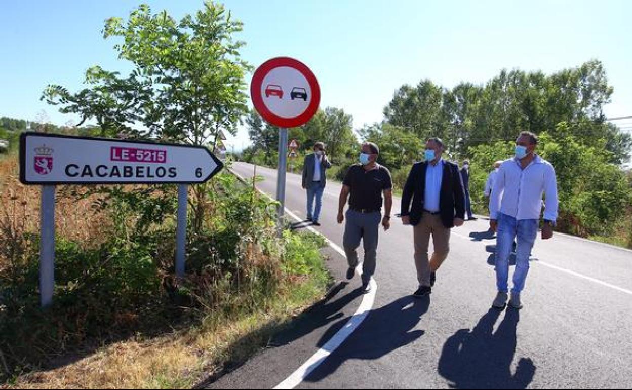 El presidente de la Diputación, Eduardo Morán (C), durante la recepción de las obras de mejora de carreteras en El Bierzo.