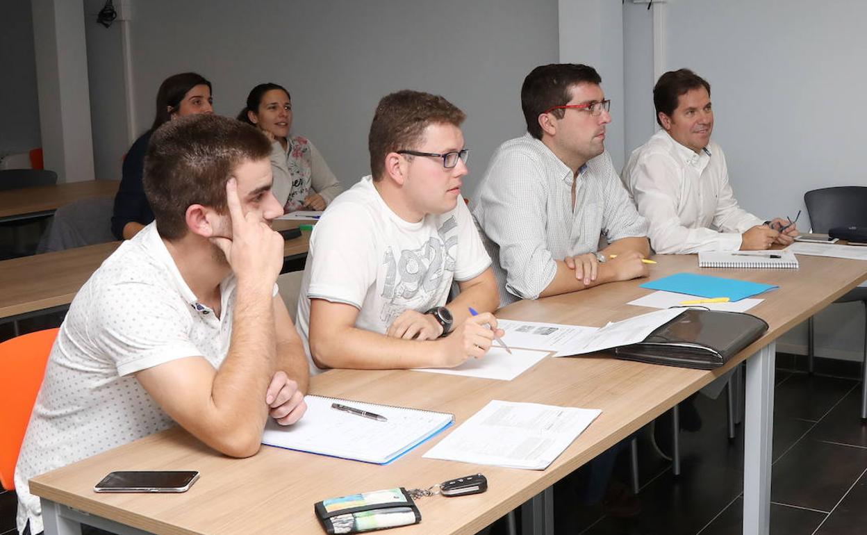 Jóvenes universitarios en las instalaciones de la UVa en Palencia. 