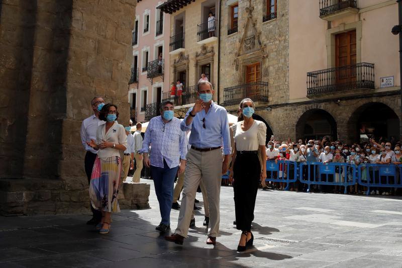 Don Felipe y doña Letizia iniciaron su periplo en Canarias como primer destino de su gira por todo el país tras el confinamiento. Después han viajado a Baleares, Andalucía, Castilla La-Macha, Comunidad Valenciana, a la Región de Murcia y a Aragón. Los Reyes visitarán todas las comunidades autónomas de España con el objetivo de apoyar al turismo después de la pandemia. 