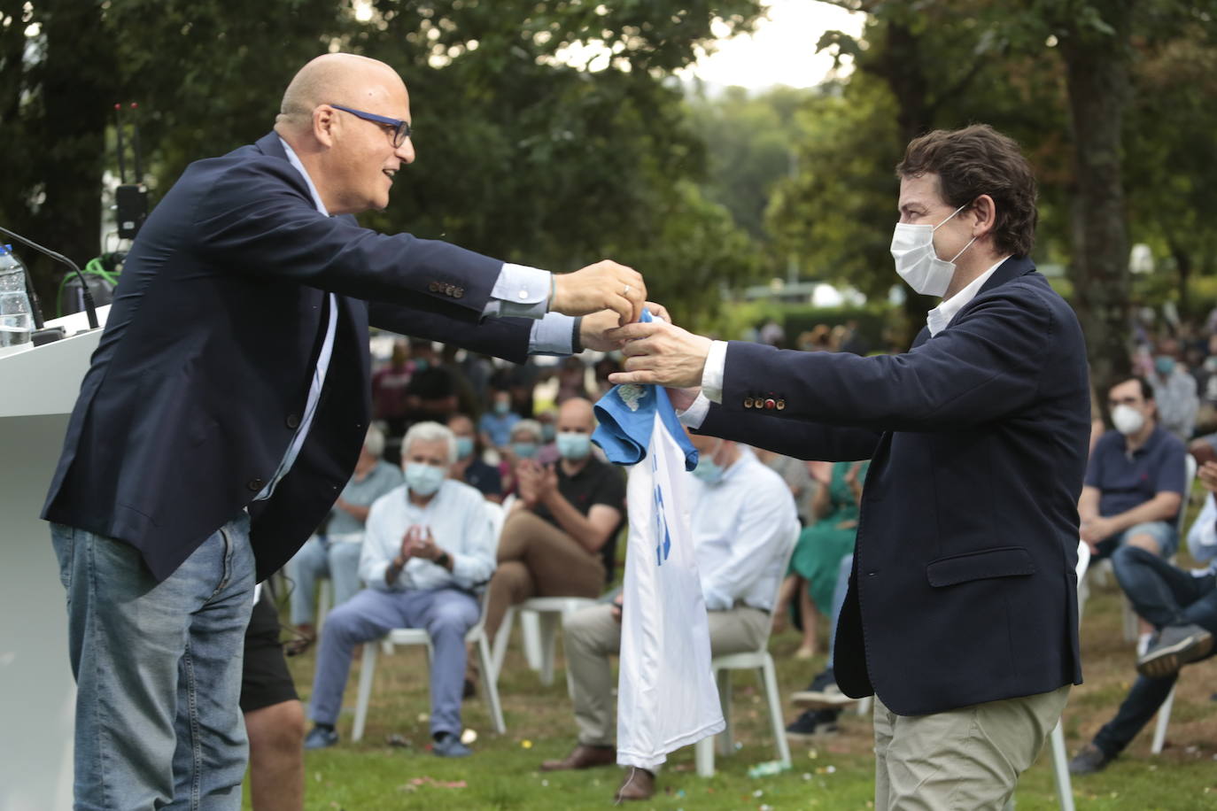 Fotos: El presidente del PP de Castilla y León apoya al candidato del PP a la presidencia de Galicia en un acto en Orense