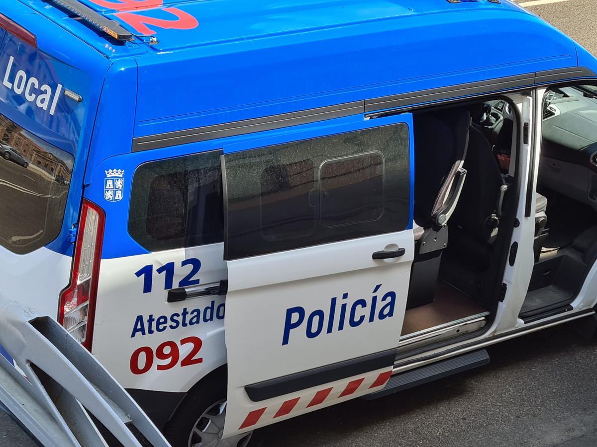 Un camión se empotra contra la parada de buses de León, en Doctor Fleming.