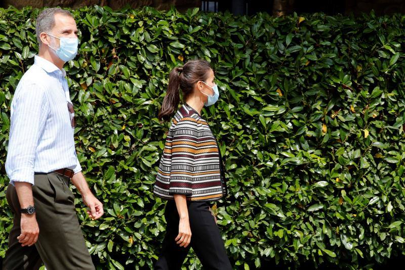 Don Felipe y doña Letizia iniciaron su periplo en Canarias como primer destino de su gira por todo el país tras el confinamiento. Después han viajado a Baleares, Andalucía, Castilla La-Macha, Comunidad Valenciana, a la Región de Murcia, Aragón y a La Rioja. Los Reyes visitarán todas las comunidades autónomas de España con el objetivo de apoyar al turismo después de la pandemia. 