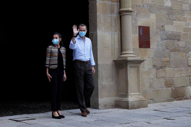 Don Felipe y doña Letizia iniciaron su periplo en Canarias como primer destino de su gira por todo el país tras el confinamiento. Después han viajado a Baleares, Andalucía, Castilla La-Macha, Comunidad Valenciana, a la Región de Murcia, Aragón y a La Rioja. Los Reyes visitarán todas las comunidades autónomas de España con el objetivo de apoyar al turismo después de la pandemia. 