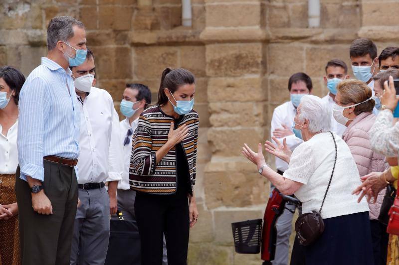 Don Felipe y doña Letizia iniciaron su periplo en Canarias como primer destino de su gira por todo el país tras el confinamiento. Después han viajado a Baleares, Andalucía, Castilla La-Macha, Comunidad Valenciana, a la Región de Murcia, Aragón y a La Rioja. Los Reyes visitarán todas las comunidades autónomas de España con el objetivo de apoyar al turismo después de la pandemia. 