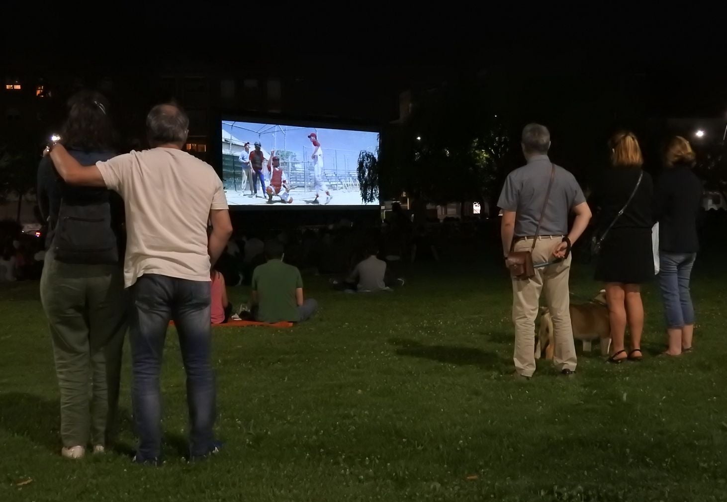 La proyección de 'Grease' congregó ayer a cerca de medio millar de personas en La Palomera.