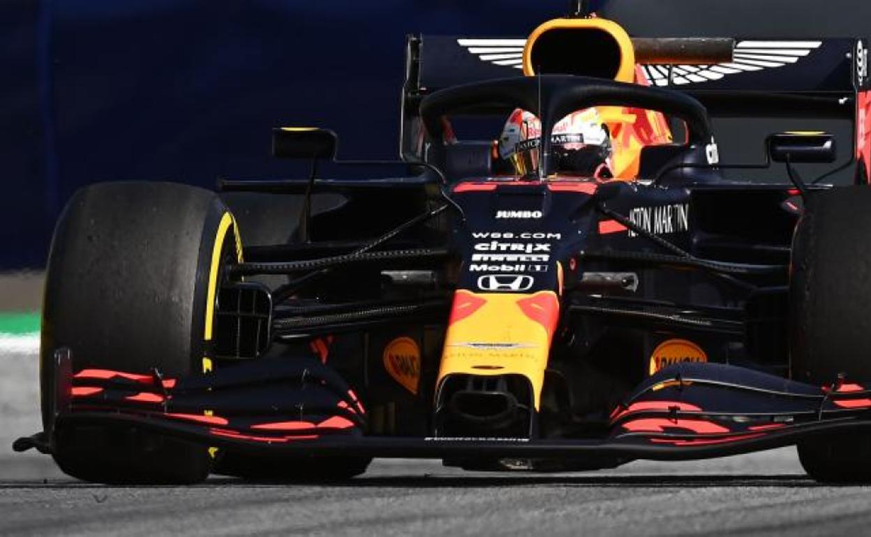 El Red Bull de Max Verstappen, rodando sobre el trazado austríaco. 