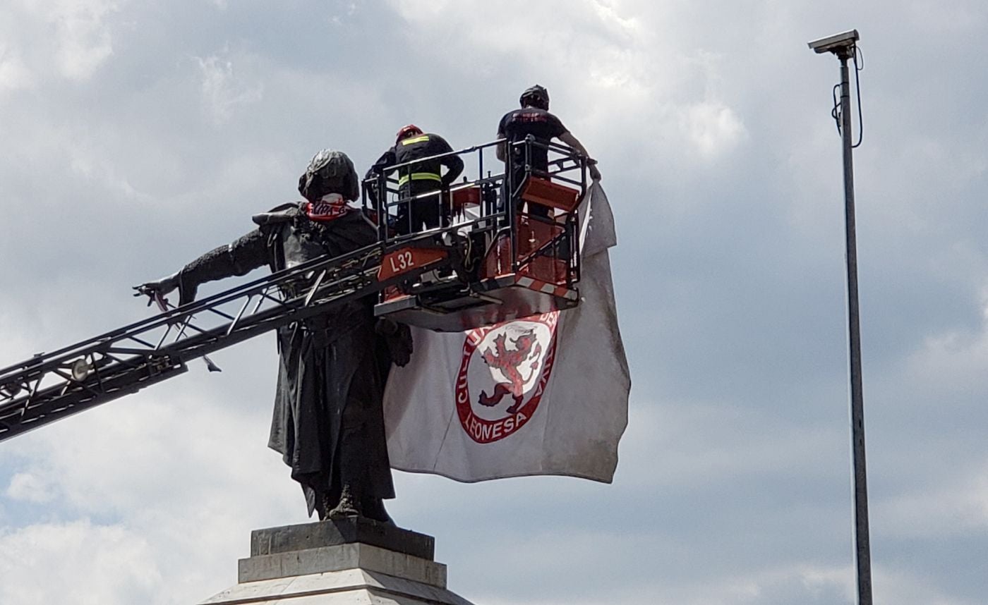 Los Bomberos de León sitúan en la icónica estatua de Guzmán en la capital la bandera del club leonés en la antesala de la lucha por el ascenso. El cuadro de Aira peleará a partir del domingo 19 por el ascenso