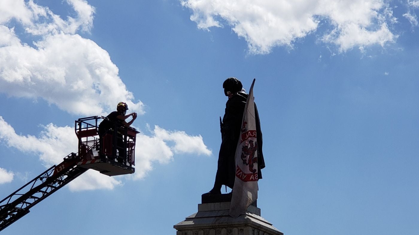 Los Bomberos de León sitúan en la icónica estatua de Guzmán en la capital la bandera del club leonés en la antesala de la lucha por el ascenso. El cuadro de Aira peleará a partir del domingo 19 por el ascenso