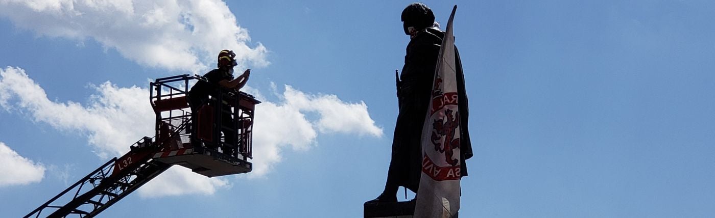 Los Bomberos de León sitúan en la icónica estatua de Guzmán en la capital la bandera del club leonés en la antesala de la lucha por el ascenso. El cuadro de Aira peleará a partir del domingo 19 por el ascenso