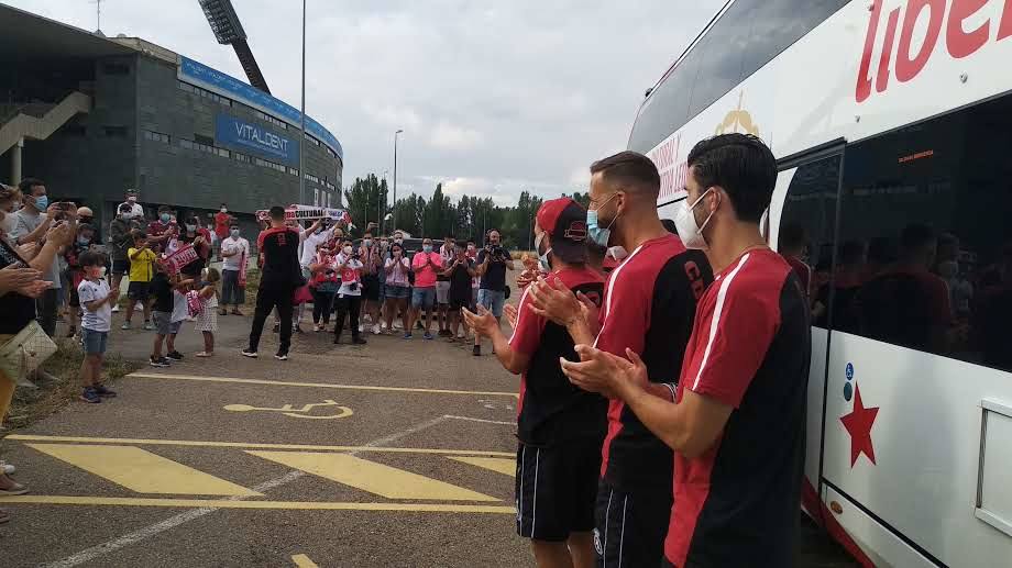 El equipo de José Manuel Aira recibe el cariño y el calor de la hinchada antes de viajar a tierras andaluzas.