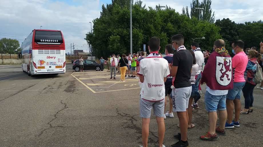 El equipo de José Manuel Aira recibe el cariño y el calor de la hinchada antes de viajar a tierras andaluzas.