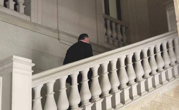 Eduardo Morán sube las escaleras del Palacio de los Guzmanes. 