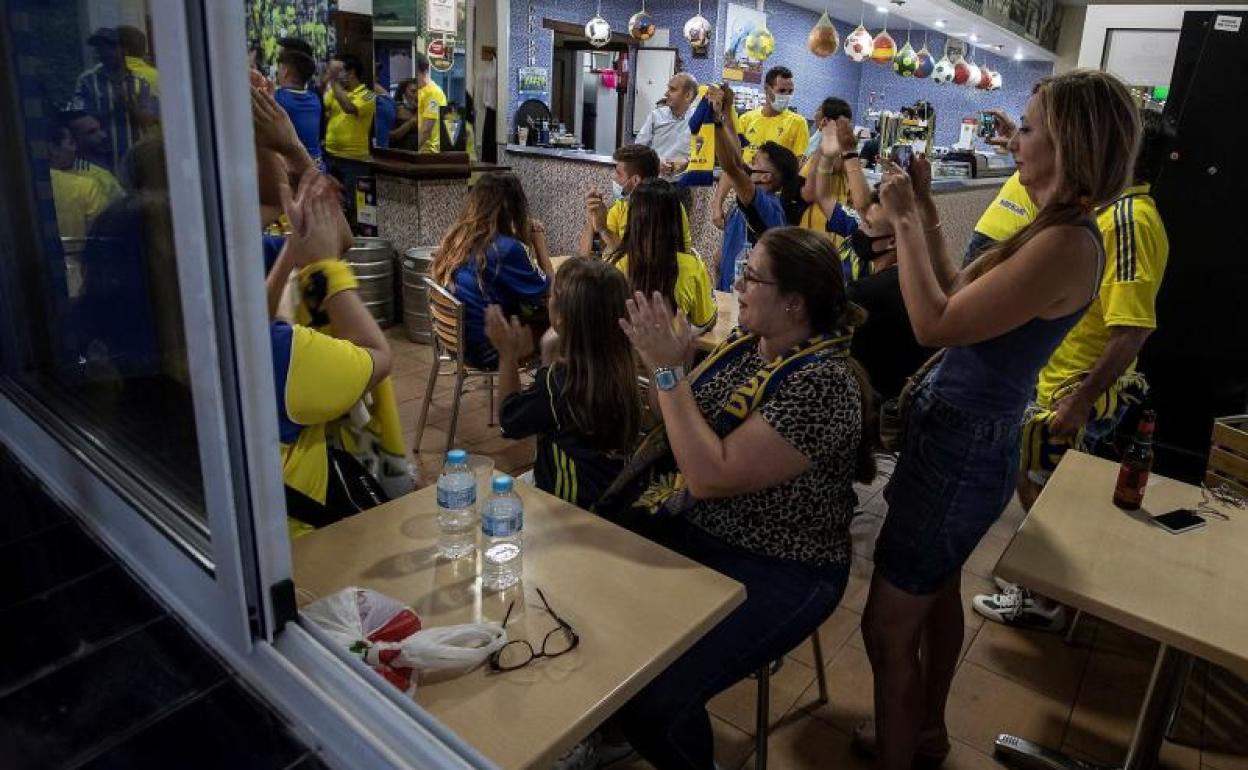 Aficionados del Cádiz, en un bar de la ciudad. 